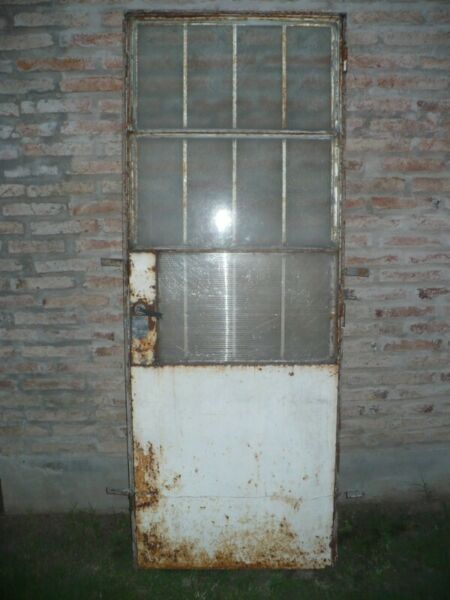 Puerta de hierro c/ marco, cerradura, herrajes y vidrios.