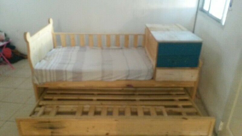 Cuna con cama muy amplia usada madera