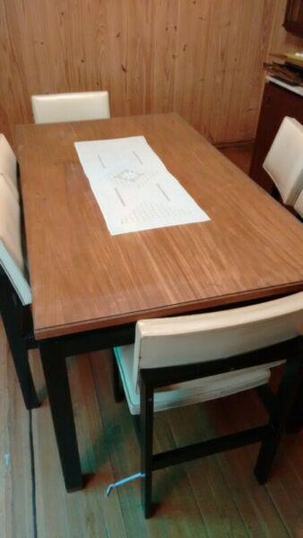 Mesa de madera con vidrio y sillas