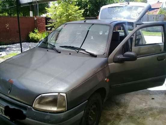 Vendo Clio 97 Full. Nafta. Motor 1,6 Buen estado. Enterito!!