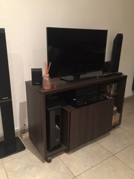 Mesa Tv con puertas