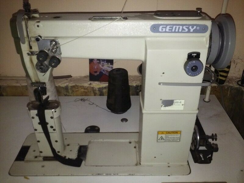 Máquina de coser industrial, usada