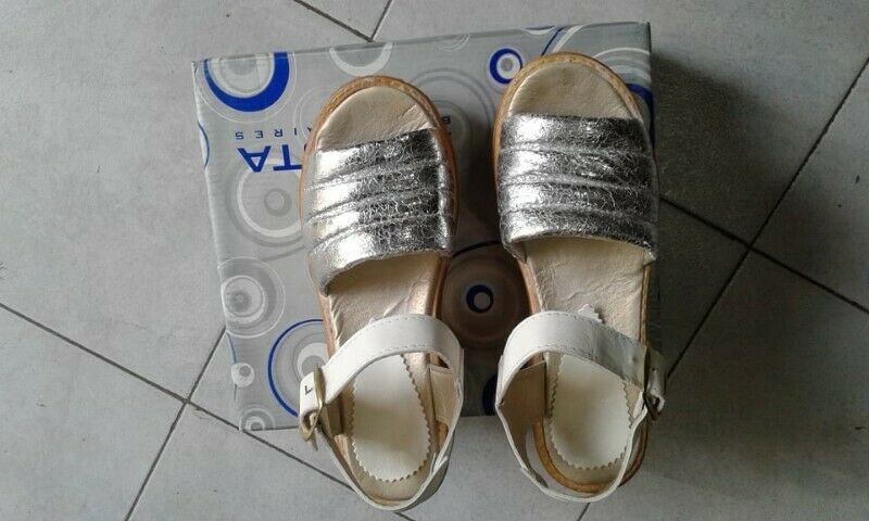 VENDO SANDALIAS CON PLATAFORMA Y TACO, PLATEADAS, NUMERO 36,