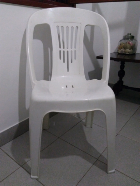 Una silla plasticá