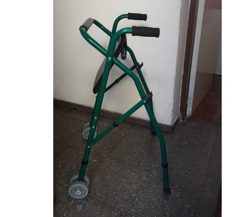 VENDO ANDADOR PLEGABLE CUATRO PATAS SEMI NUEVO.