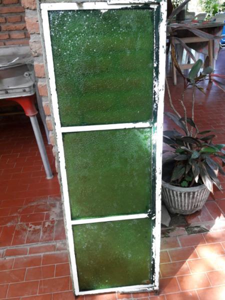 Ventana ventiluz vidrios verdes marco de metal