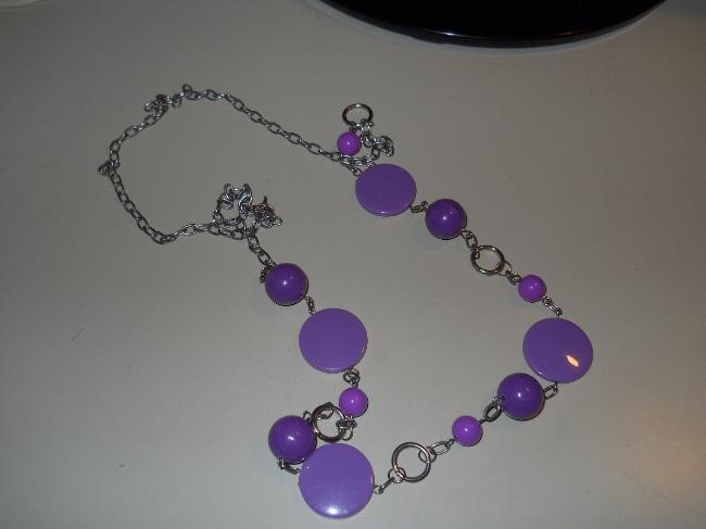 collar fantasia con cadena plateada y cuentas en violeta