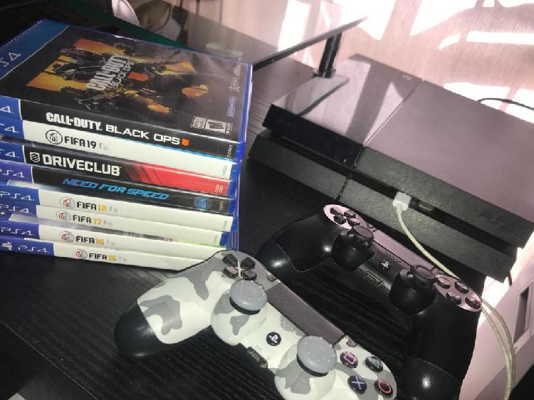 Playstation 4 con dos joysticks y ocho juegos CON CAJA
