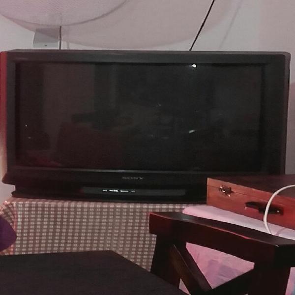 Televisor Sony Triniton 32 con Mesa