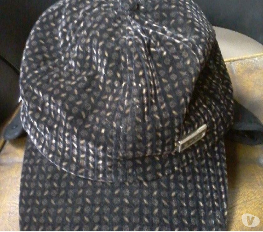 GORRA CON VISERA NEGRA DE GAMUZA