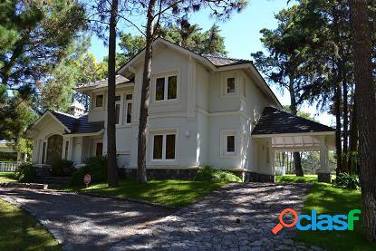 Chalet en dosplantas sobre el Golf de Carilo