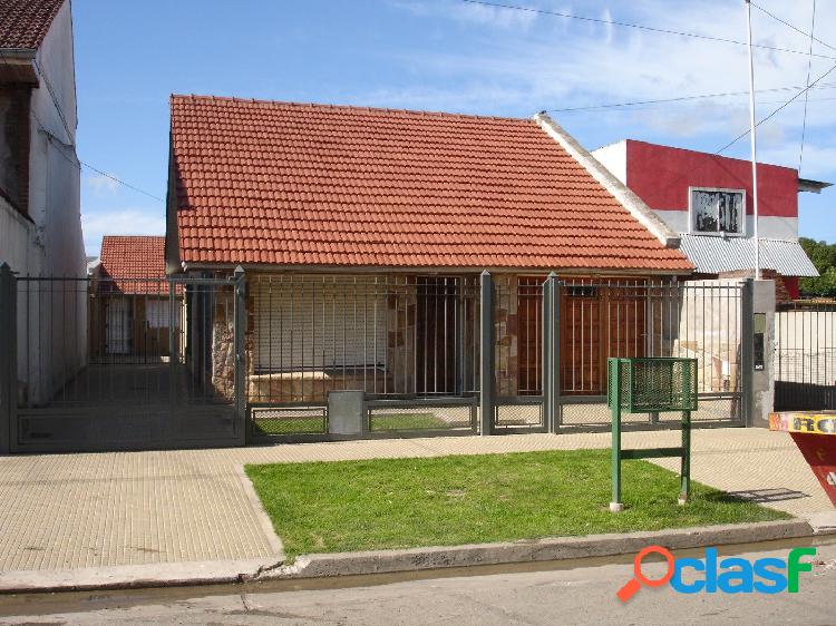 chalet de 3 amb. con garage, con parque, zona PROGRESO ideal