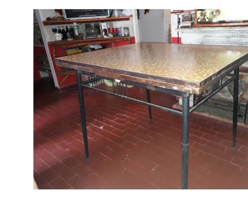 VENDO MESA EXTENSIBLE 1.80 X 78 X 78 Base de hierro