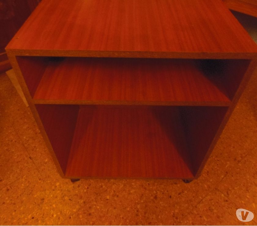 Mesa rodante con un estante de melamina color cedro.