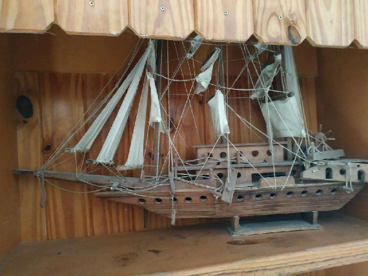 Barco de Madera Antiguo a Escala
