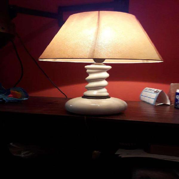 Lámpara de mesa en porcelana antigua