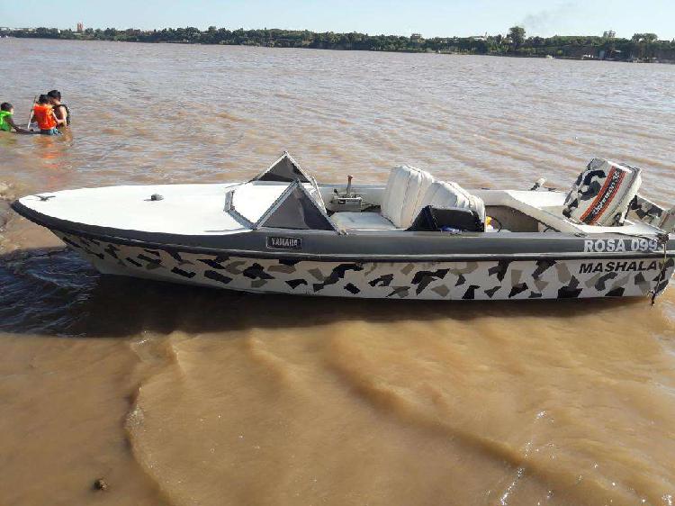 lancha con motor y trailer.