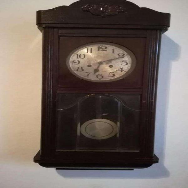 Reloj De Pared Antiguo Con Pendulo