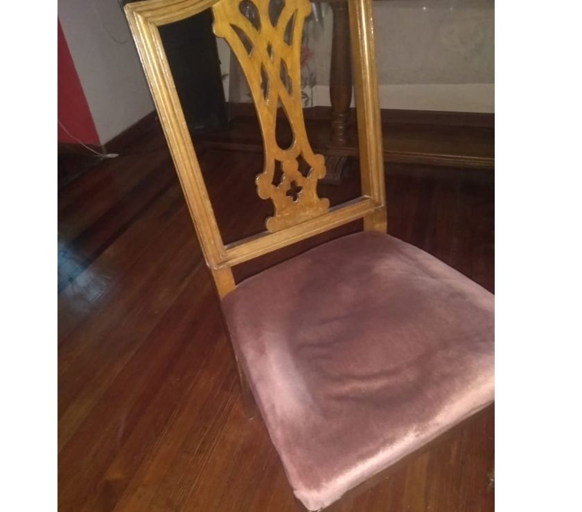 Vendo 6 sillas de estilo. Asiento tapizado en pana.