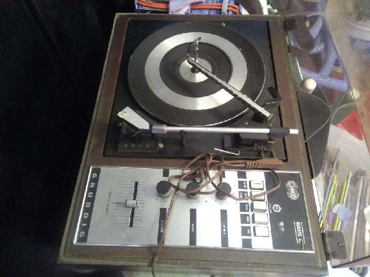 Tocadiscos Grundig con Dos Bafles Impeca