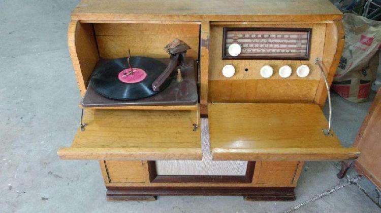 vendo mueble antiguo con tocadisco y radio