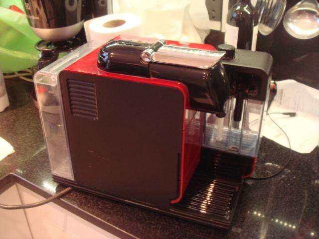 VENDO CAFETERA NESPRESSO CASI SIN USO