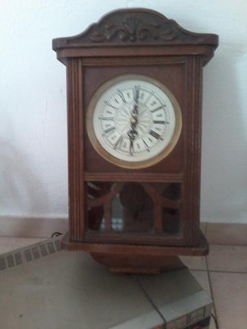 Caja de reloj de madera de reloj antiguo