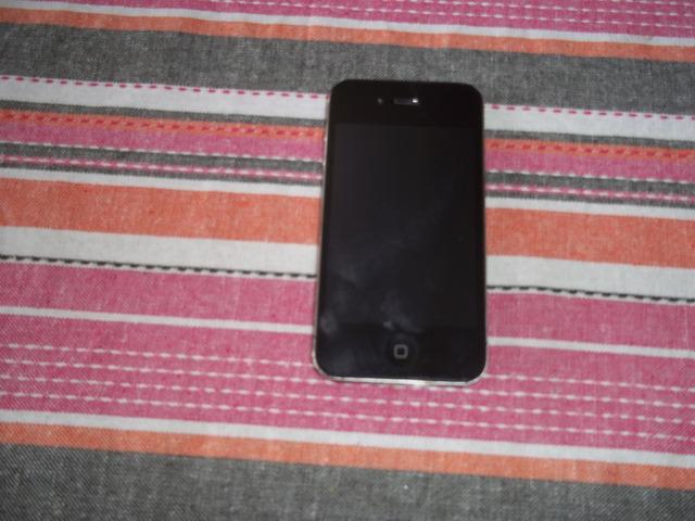 iphone 4 color negro en perfecto estadoo con funda..