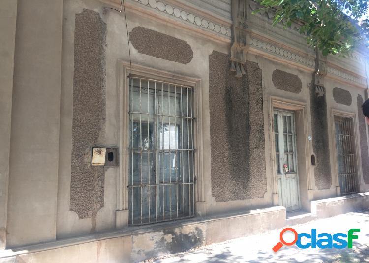 Casa con terreno ideal para reciclar Sarmiento al 700