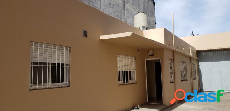 VENTA DE CASA CON GALPÓN EN IMPORTANTE ZONA COMERCIAL.