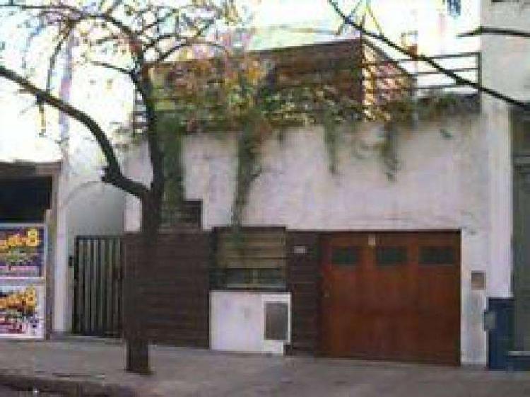 Casa de 4 ambientes con garage / Jardin y terraza / Venta /