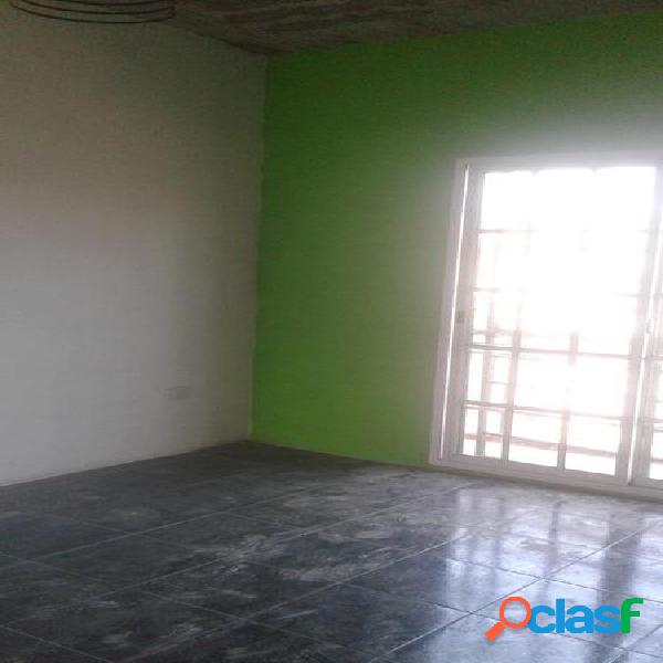 Departamento -PRIMER PISO POR ESCALERA CON BALCON----