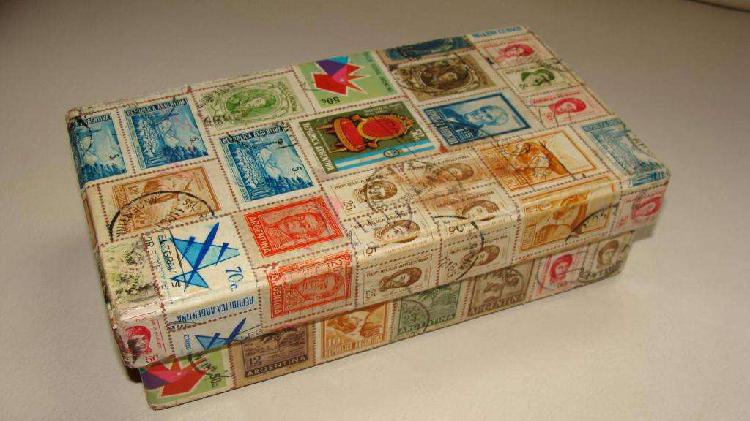 Caja totalmente recubierta con sellos postales argentinos