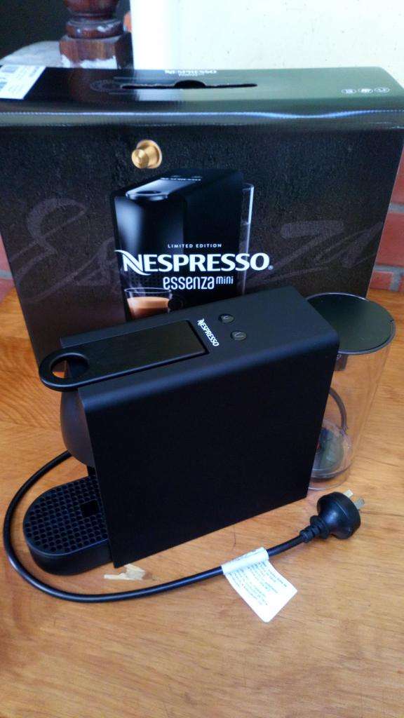 Cafetera Nespresso "Essenza mini"