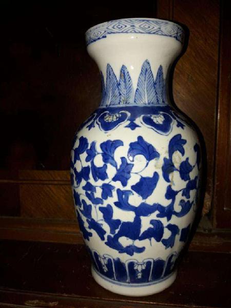 Antiguo jarrón florero en Porcelana Oriental, sellado