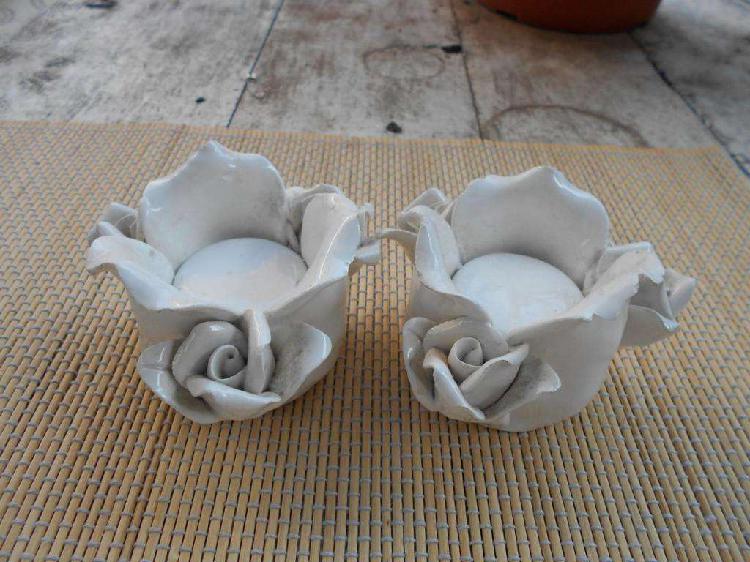 Dos portavelas de cerámica blanca