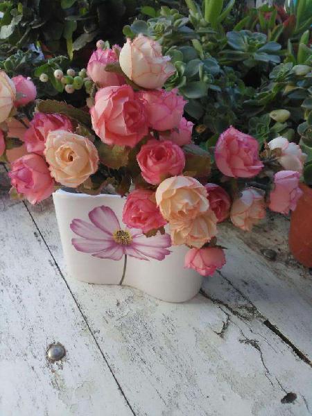 Florero rectangular de cerámica blanca con flor rosada