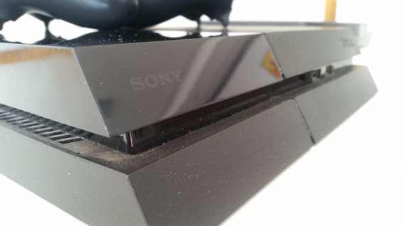 Vendo ps4 de 500gb + 2 mandos (poco uso) en Luján de Cuyo