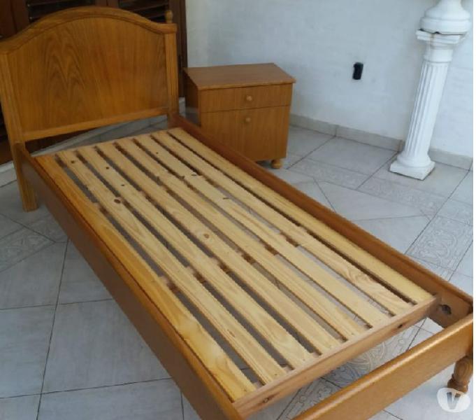 Cama una plaza con mesita de luz