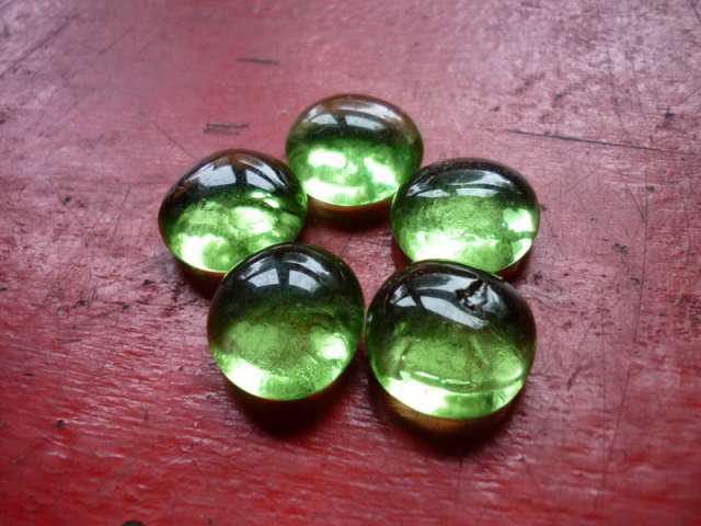 Hermosas perlas de vidrio verde en San Isidro