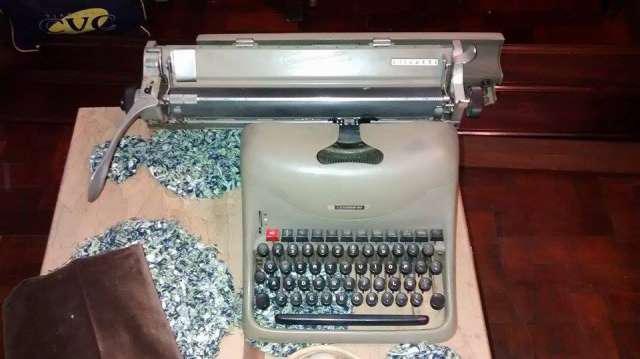 Maquina de escribir antigua olivetti en Boedo