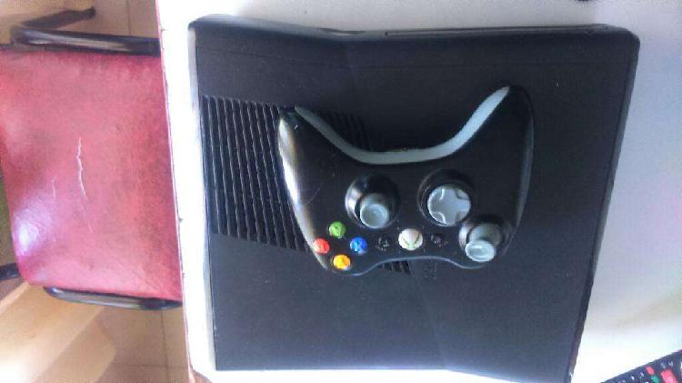 Vendo X Box 360 Slim con Jostick