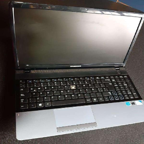 VENDO NOTEBOOK “SAMSUNG” -NP 300 ESC AE 8 AR- PLACA ROTA