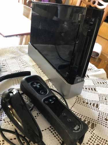 Consola Wii + 2 Controles Y Sus Auxiliares+ Juegos+ Alfombra