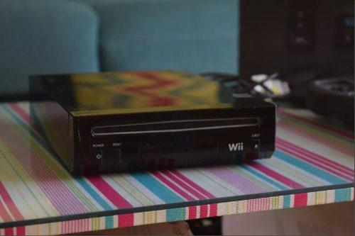 Nintendo Wii Negra Con 2 Controles + Wii Motion