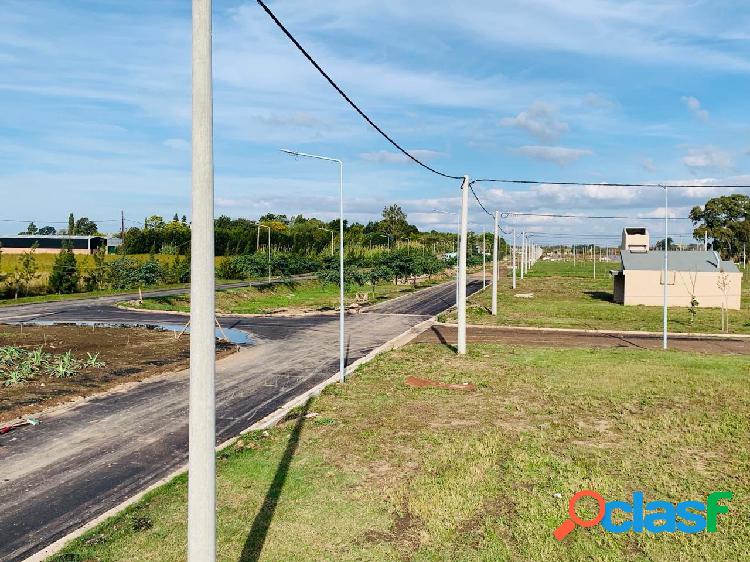 Ecopueblo lote sobre avenida - oportunidad - financiacion