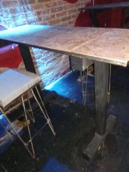 Mesa alta de hierro y madera para bar, LIQUIDO