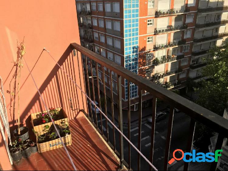 Departamento de 2 ambientes con balcon a la calle