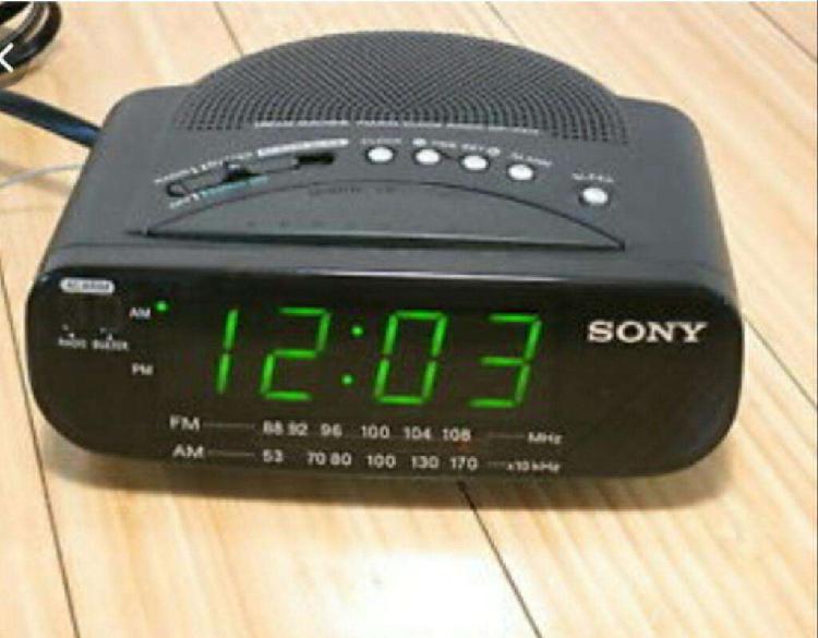 Radio Reloj Despertador Sony con Alarma