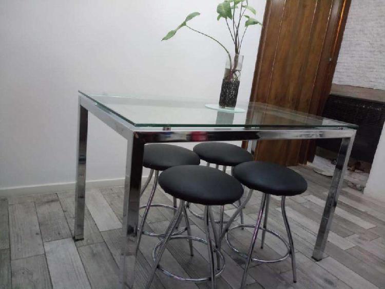 VENDO MESA DE VIDRIO CON BASE DE ACERO INOX Y 4 BANQUETAS !